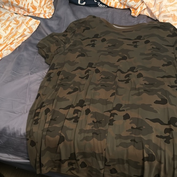 Guy’s Old Navy camouflage t-shirt - Picture 2 of 4